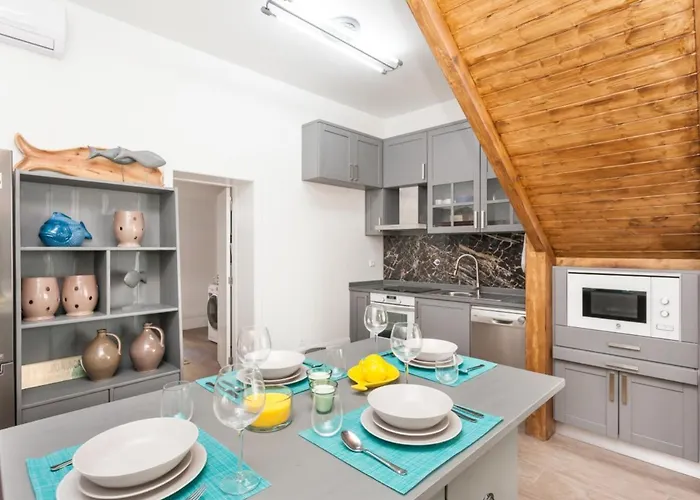 Castle House Homestay *