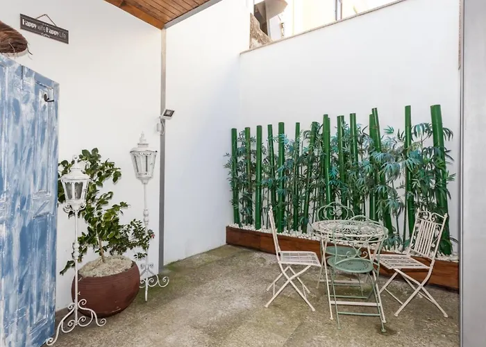 Castle House Homestay *