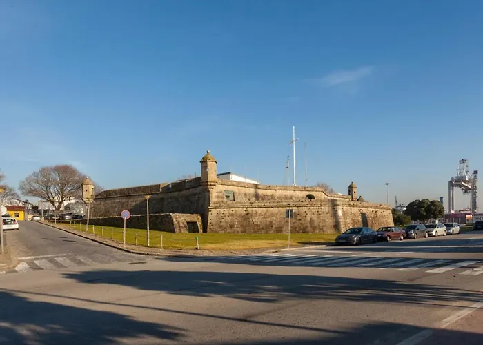 Castle House Homestay *